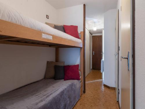 Vielle-AureにあるAppartement Vielle-Aure, 2 pièces, 4 personnes - FR-1-296-206の二段ベッド2台と廊下が備わる小さな客室です。