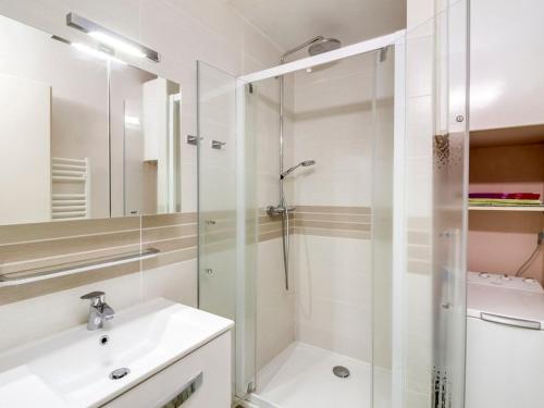 a white bathroom with a shower and a sink at T3 lumineux avec jardin, 6 pers., Wi-Fi, parking, animaux admis - FR-1-402-1 in Esquièze - Sère