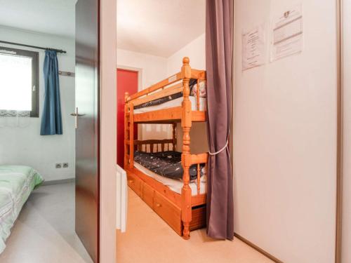 リュス・サン・ソヴァールにあるAppartement Luz-Saint-Sauveur, 2 pièces, 6 personnes - FR-1-402-56の二段ベッド2台とドアが備わる客室です。
