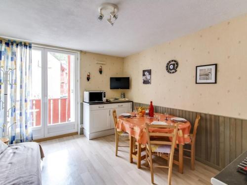 une cuisine et une salle à manger avec une table et des chaises dans l'établissement Studio cabine à Esquièze-Sère pour 6 avec balcon, vue montagne et parking - FR-1-402-34, à Esquièze - Sère