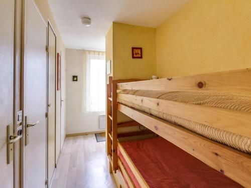 una habitación con dos camas en una habitación en Studio cabine à Esquièze-Sère pour 6 avec balcon, vue montagne et parking - FR-1-402-34, en Esquièze - Sère