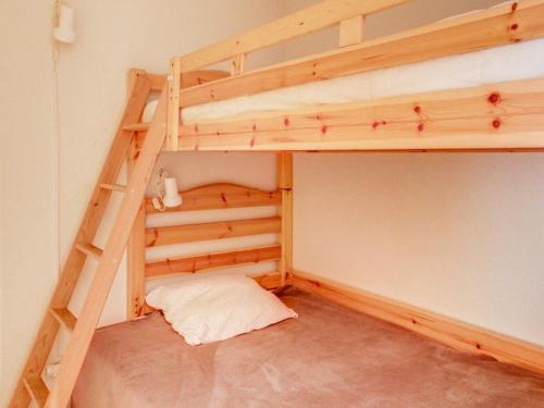 - un lit superposé avec une échelle dans une chambre dans l'établissement Studio cabine 5 pers, balcon sud, parking, proche centre Luz-Saint-Sauveur, ski et thermes à proximité - FR-1-402-80, à Luz-Saint-Sauveur