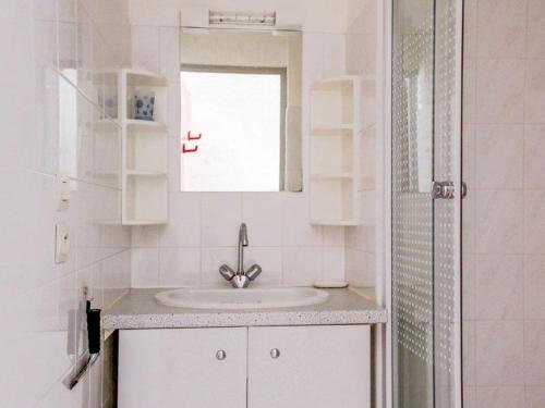 une salle de bain blanche avec un lavabo et une douche dans l'établissement Studio cabine 5 pers, balcon sud, parking, proche centre Luz-Saint-Sauveur, ski et thermes à proximité - FR-1-402-80, à Luz-Saint-Sauveur