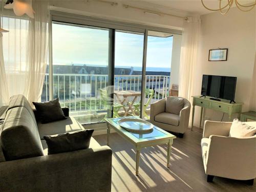 un salon avec un canapé et des chaises et une grande fenêtre dans l'établissement Quiberon - Studio 33m² proche centre avec parking et animaux acceptés - FR-1-478-96, à Quiberon
