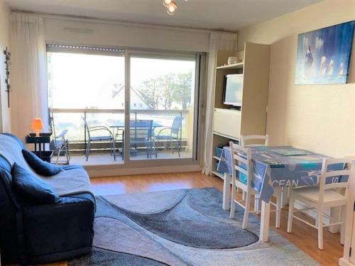 un salon avec une table et une salle à manger dans l'établissement Studio rénové 29m² à Quiberon avec parking privé - FR-1-478-132, à Quiberon
