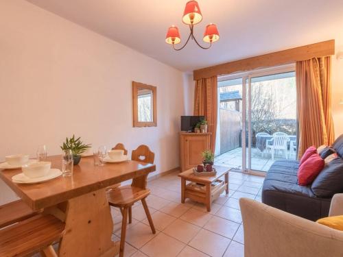 un salon avec une table et un canapé dans l'établissement À Vielle Aure, T2 4 pers, piscine couverte, terrasse, garage, proche télécabine et thermes - FR-1-296-290, à Vielle-Aure