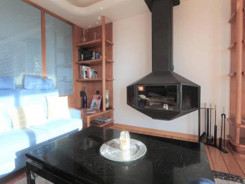 un salon avec un canapé et une cheminée dans l'établissement Bénodet, superbe duplex 3 étoiles, près de la plage, balcon et ascenseur - FR-1-481-61, à Bénodet