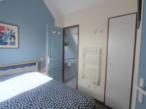 um quarto com uma cama e uma casa de banho em Appartement Fouesnant, 2 pièces, 4 personnes - FR-1-481-69 em Fouesnant