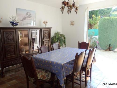 une salle à manger avec une table et des chaises bleues dans l'établissement Maison calme avec jardin clos, proche plage Cap Coz, 5 chambres, garage - Fouesnant - FR-1-481-68, à Fouesnant