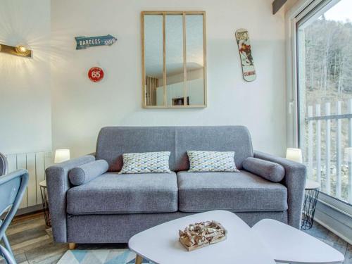 un salon avec un canapé et une table dans l'établissement Studio 4 personnes Résidence Ayre - FR-1-403-95, à Barèges