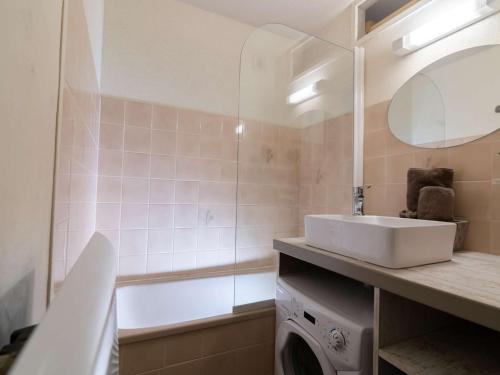 une salle de bain avec un lavabo et une machine à laver dans l'établissement Appartement calme 4 pers avec balcon et parking, près centre Saint-Lary - FR-1-296-331, à Saint-Lary-Soulan