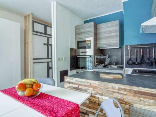 - une cuisine avec un bol de fruits sur une table dans l'établissement Studio confortable 4 pers avec kitchenette et lave-vaisselle à Barèges - FR-1-403-95, à Barèges