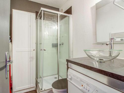 une salle de bain avec une douche en verre et un lavabo dans l'établissement Studio 4 personnes Résidence Ayre - FR-1-403-95, à Barèges