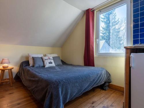 Un dormitorio con una cama y una ventana grande. en Maison spacieuse pour 11 pers. avec terrasses et jardin à Vielle-Aure - FR-1-296-335, en Vielle-Aure