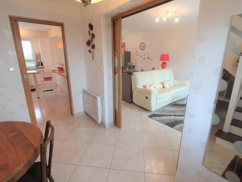 sala de estar con sofá blanco y mesa en Maison Fouesnant, 4 pièces, 6 personnes - FR-1-481-82, en Fouesnant