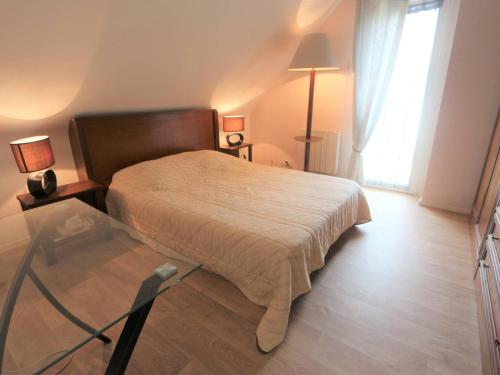 ein Schlafzimmer mit einem Bett und einem Glastisch in der Unterkunft Maison 3* lumineuse à Fouesnant, proche centre, 6 pers., jardin, terrasse, à 4 km des plages - FR-1-481-82 in Fouesnant