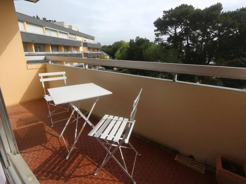 deux chaises et une table sur un balcon dans l'établissement Studio 2* avec parking, balcon et à 50m de la plage de Bénodet - FR-1-481-93, à Bénodet