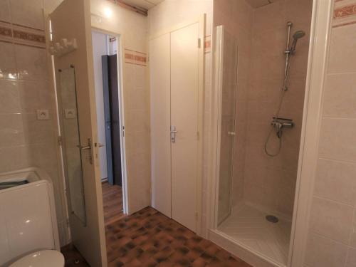 une salle de bain avec douche et toilettes et un dressing dans l'établissement Studio 2* avec parking, balcon et à 50m de la plage de Bénodet - FR-1-481-93, à Bénodet