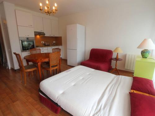 une chambre avec un lit, une table et des chaises dans l'établissement Studio 2* avec parking, balcon et à 50m de la plage de Bénodet - FR-1-481-93, à Bénodet