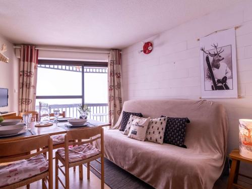 un salon avec un canapé et une table dans l'établissement Charmant studio pour 4 proche des pistes à Saint-Lary-Soulan - FR-1-296-363, à Saint-Lary-Soulan