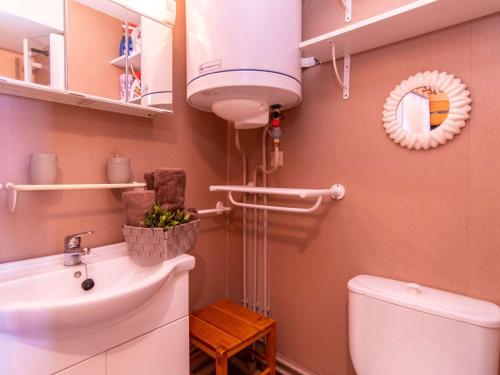 une salle de bain avec un lavabo blanc et des toilettes dans l'établissement Charmant studio pour 4 proche des pistes à Saint-Lary-Soulan - FR-1-296-363, à Saint-Lary-Soulan