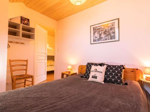 une chambre avec un lit et une chaise dans l'établissement Location T3 Vielle-Aure - 6 pers, Balcon, Parking, Proche Télécabine & Thermes - FR-1-296-373, à Vielle-Aure