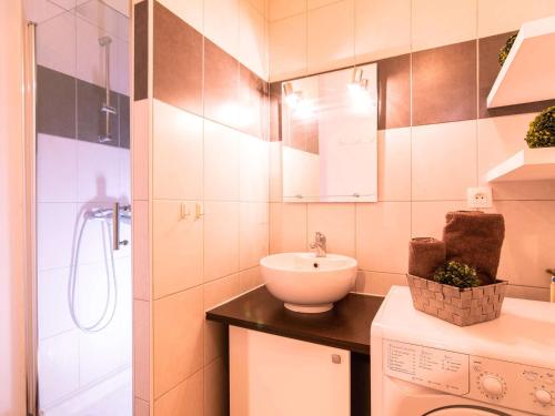 une salle de bain avec un lavabo, des toilettes et une douche dans l'établissement Location T3 Vielle-Aure - 6 pers, Balcon, Parking, Proche Télécabine & Thermes - FR-1-296-373, à Vielle-Aure