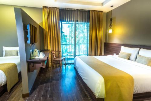Ein Bett oder Betten in einem Zimmer der Unterkunft Chiangkhong Teak Garden Riverfront Onsen Hotel- SHA Extra Plus