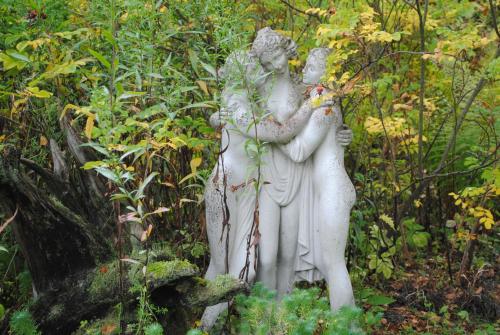 une statue de deux femmes debout dans un jardin dans l'établissement Frauenpension Arleta - Women only, à Goslar