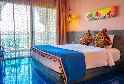 Ein Bett oder Betten in einem Zimmer der Unterkunft Chiangkhong Teak Garden Riverfront Onsen Hotel- SHA Extra Plus