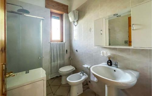 ein Bad mit einem Waschbecken, einem WC und einer Dusche in der Unterkunft Lovely Home In Alessano With Wifi in Alessano