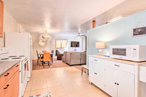 Dapur atau dapur kecil di Red River Retreat Walk to Lifts, Mtn Views!