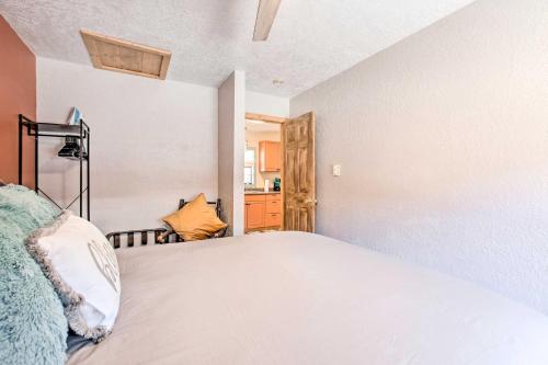 Katil atau katil-katil dalam bilik di Red River Retreat Walk to Lifts, Mtn Views!