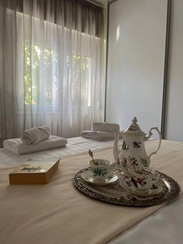 uma cama com uma bandeja com um conjunto de chá em Luxury Studio “Atene” em Atenas