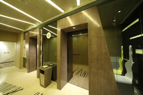 a room with a glass wall with a shower in it at Beijing Qianyuan Hotel in Beijing