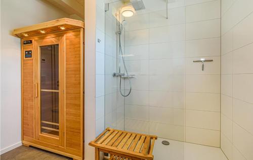 ein Bad mit einer Dusche mit einer Bank in der Unterkunft Slow Down in Büsum