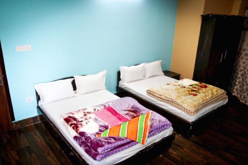 duas camas sentadas uma ao lado da outra num quarto em SHARTHI HOMESTAY AND LODGING em Namchi