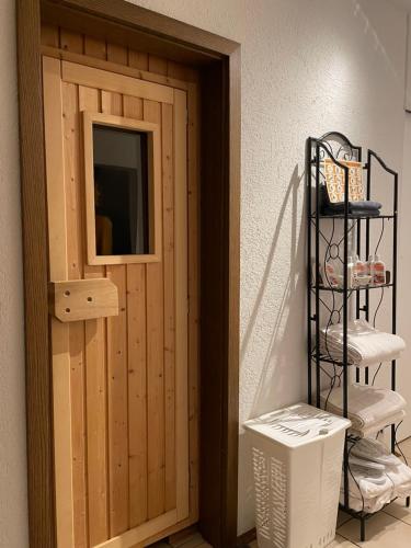 una puerta de madera en una habitación con un estante en Gästehaus Ute Müller, en Wimbach
