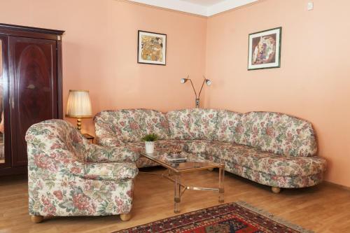 - un salon avec un canapé et une chaise dans l'établissement Bellevue Budapest B&B, à Budapest