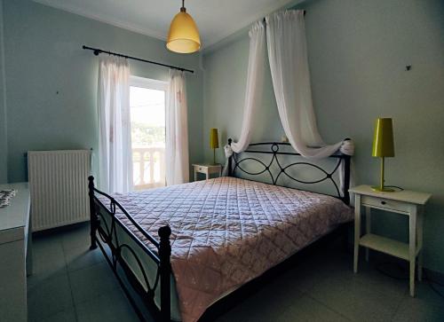 - une chambre avec un grand lit et une fenêtre dans l'établissement Clear Sunset, à Kanali