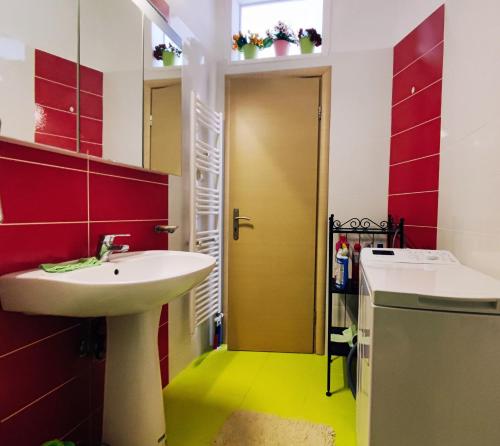 La salle de bains est pourvue d'un lavabo et d'un sol jaune. dans l'établissement Clear Sunset, à Kanali