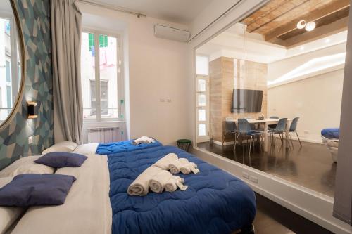 sypialnia z dwoma łóżkami i jadalnią w obiekcie Trastevere four seasons Manara w Rzymie