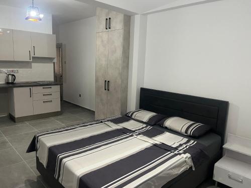 1 dormitorio con 1 cama grande y cocina en Smart Studios, en Kyrenia