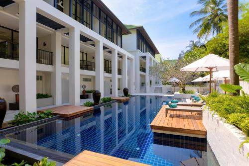 Outrigger Surin Beach Resort - SHA Extra Plus في شاطئ سورين: صورة مسبح في منتجع