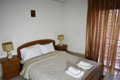 sypialnia z łóżkiem z dwoma ręcznikami w obiekcie Stefanos Apartment w mieście Tríkala