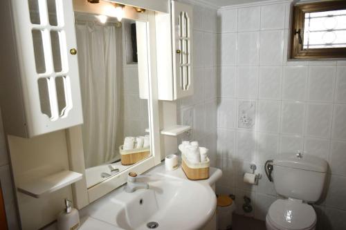 biała łazienka z umywalką i toaletą w obiekcie Stefanos Apartment w mieście Tríkala