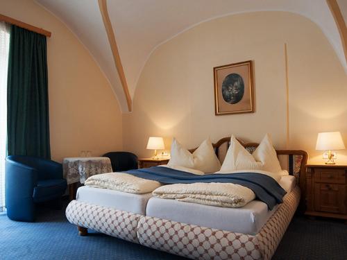 - une chambre avec un grand lit dans l'établissement Pension Frenzl - Kaiser von Österreich, à Hermagor