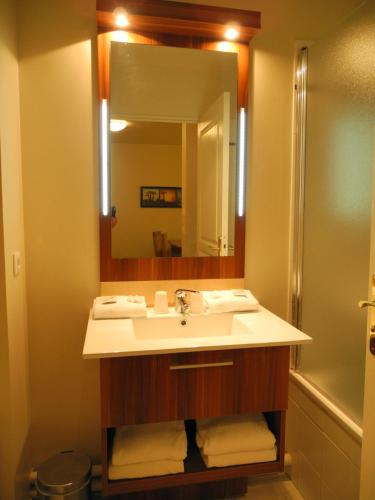 une salle de bain avec un lavabo et un miroir dans l'établissement Villa Val Senart 1ere Avenue, à Quincy-sous-Sénart