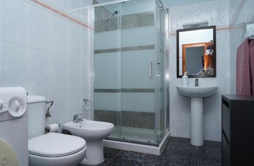 een badkamer met een douche, een toilet en een wastafel bij Lightbooking Luymar con piscina Villa de Mazo in Mazo