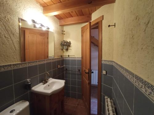 a bathroom with a sink and a toilet and a mirror at La Cerca Entre Hoces-10-20pax-Amplios espacios comunes in Sebúlcor